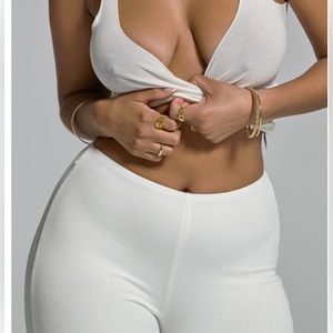 Ribbed black leggings set, just like the one in first picture.